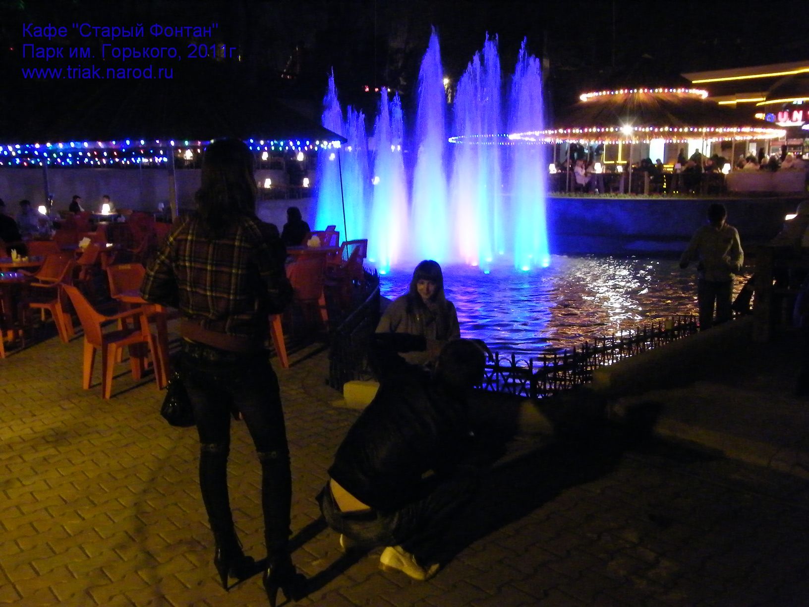 девушек снимают у фонтана