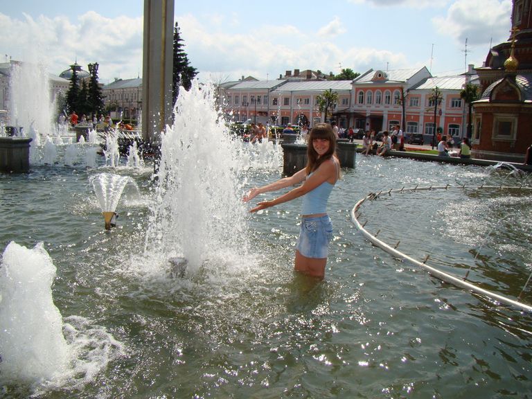 девушки в фонтане