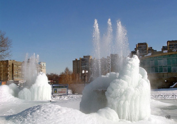 зимний фонтан изо льда