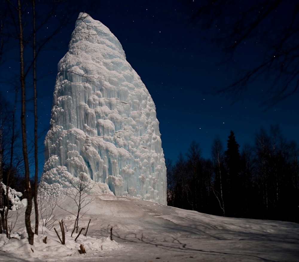 ледяной фонтан в природе