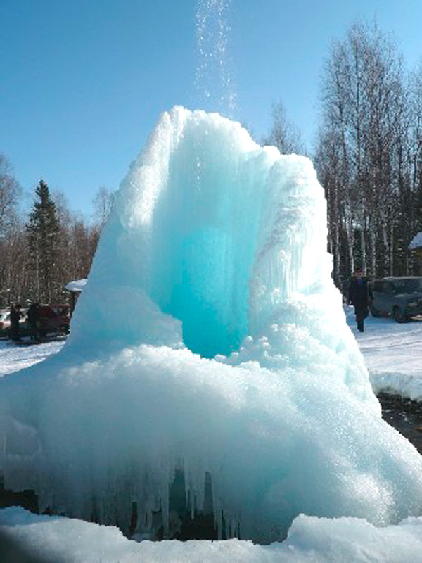 зимний фонтан в природе